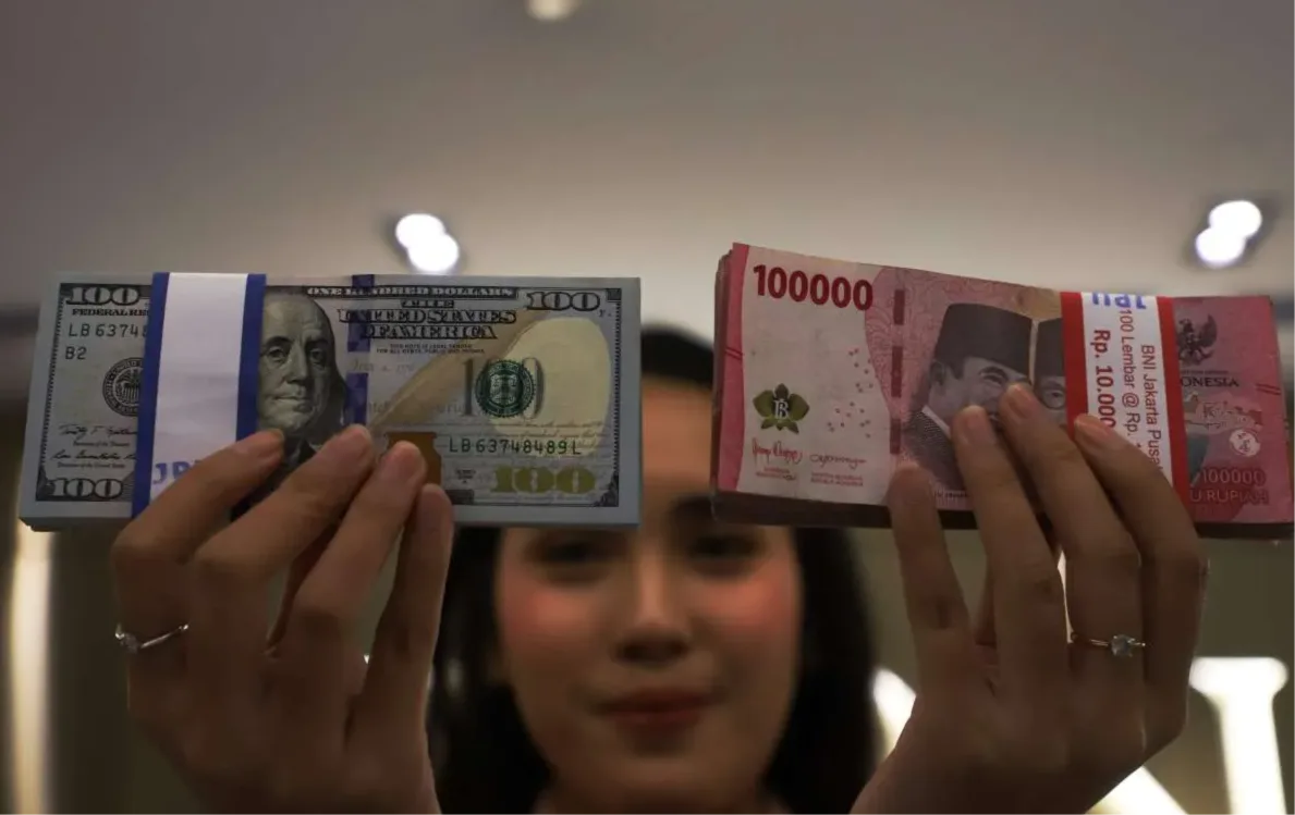 Ilustrasi uang rupiah dan dolar AS
