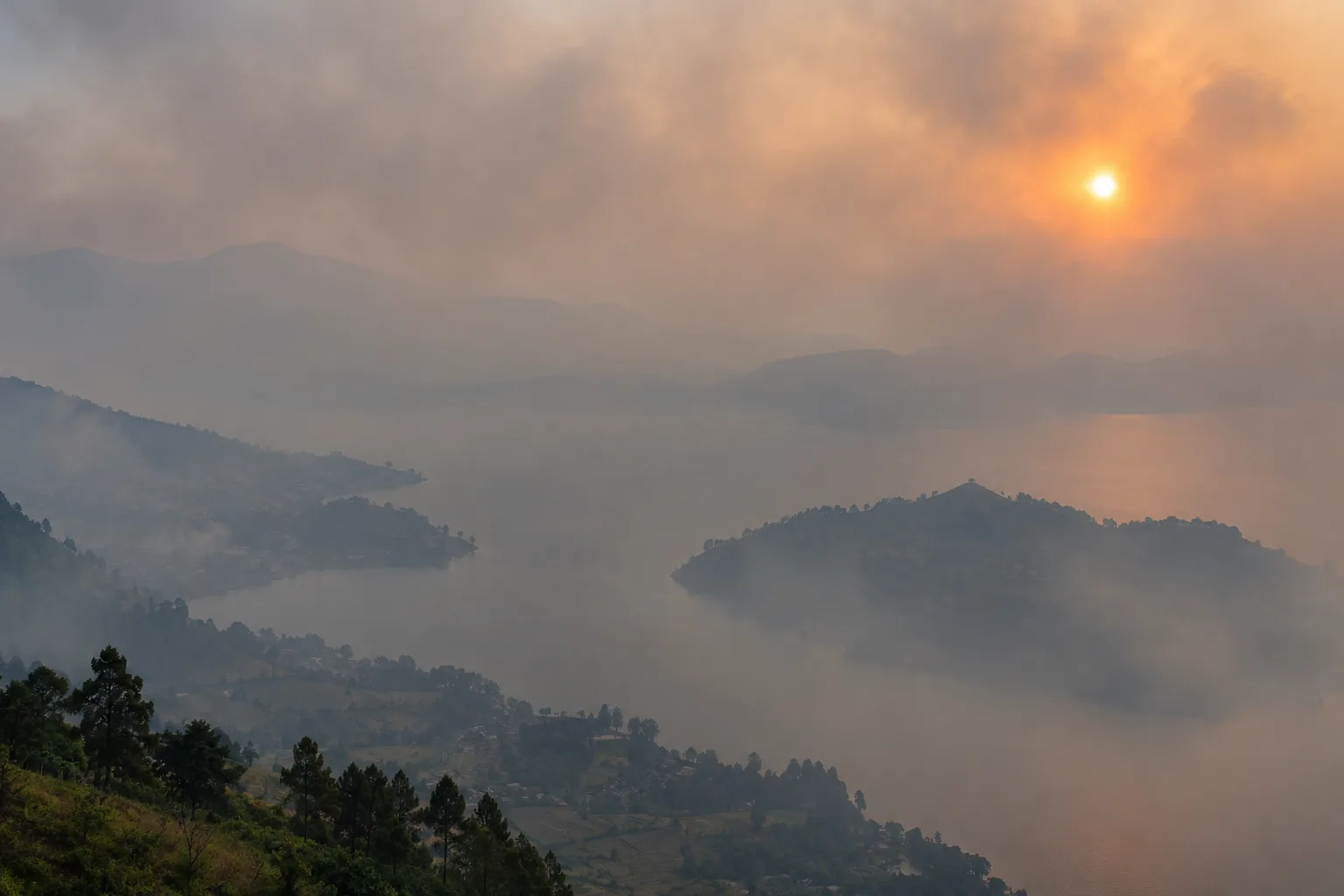 Ilustrasi danau berkabut