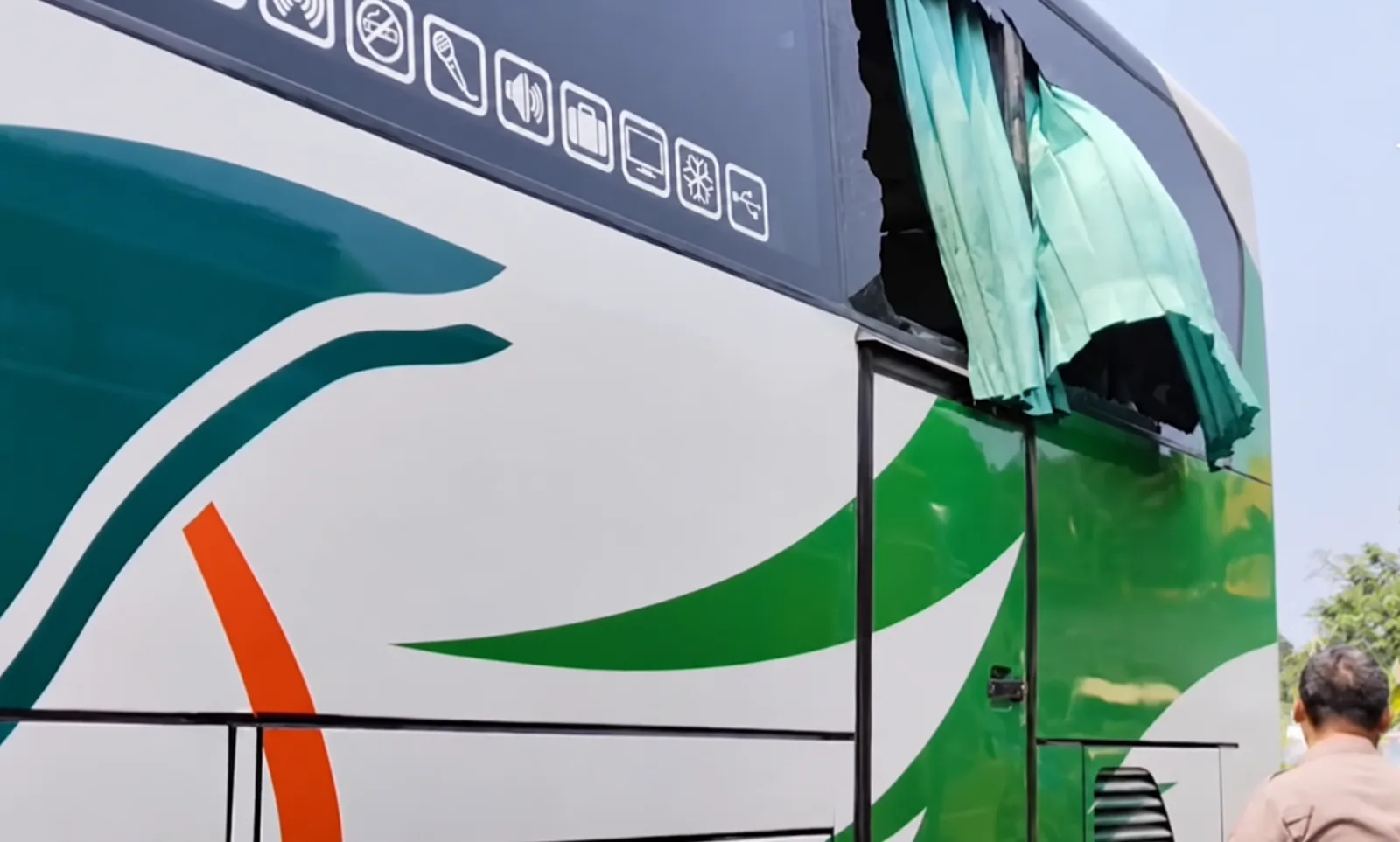 Ilustrasi bus rombongan di rest area tol